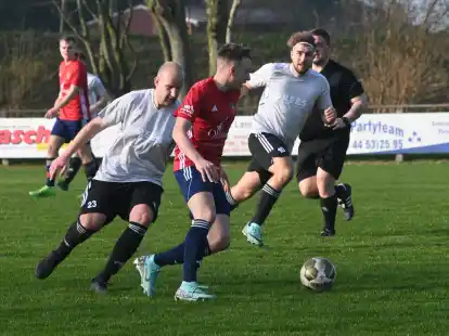 Den Ball im Blick, den Sieg im Sinn haben am Wochenende die Kreisliga-Fußballer des FC Zetel (rote Trikots) und TuS Obenstrohe II (in Grau)