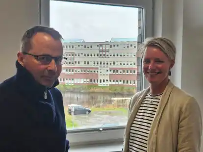 Werben an vielen Fronten für ein gesünderes Ostfriesland: (v. l.) Professor Dr. Philipp Walther, stellvertretender Vorsitzender, und Ärztin Cathrin Leuffert, Besitzerin, vom Verein „Gesundes Ostfriesland“ blicken auf trübe Aussichten bei der hausärztlichen Versorgung in Ostfriesland.