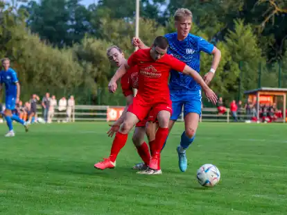 Die Elstener (in Rot, v.l.) Maximilian D&uuml;ker und Felix Bornhorst fallen am Sonntag aus.