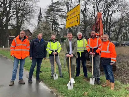Traten zum symbolischen Spatenstich an (von links): Olaf Prante (Ingenieurb&uuml;ro Prante), Walter Lohmann (Vorsitzender des Planungsausschusses), Franz-Josef Rump (Bauamtsleiter), Michael Fischer (B&uuml;rgermeister), Horst Prante (Ingenieurb&uuml;ro Prante) sowie Sven Gro&szlig;mann und Werner Bloem (beide Baufirma Dallmann)