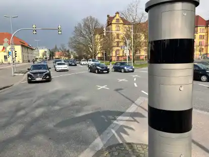 So sieht der neue Blitzer aus: In Oldenburg sind bereits vier solcher S&auml;ulen im Einsatz. Nun wird eine am K&uuml;stenkanal in Jeddeloh II aufgestellt.