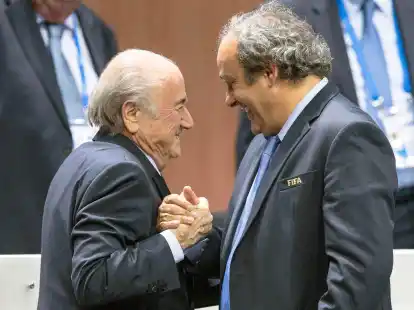 Joseph Blatter (l) und Michel Platini m&uuml;ssen sich erneut vor Gericht verantworten.
