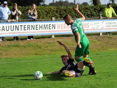 Wer ist am Sonntag obenauf? Garrels Patrick Looschen im Zweikampf mit Friesoythes Magnus Schlangen (schwarzes Trikot)
