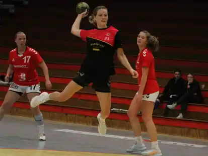 Im Hinspiel setzte sich die HSG Varel (schwarz-rote Trikots) gegen die HG Jever/Schortens (in Rot) durch.