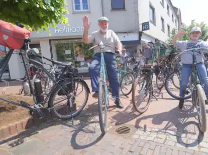 Mit dem Radl da: Zur Auftaktveranstaltung im vergangenen Jahr in Westerstede kamen auch Besitzer historischer Pedersen-R&auml;der.