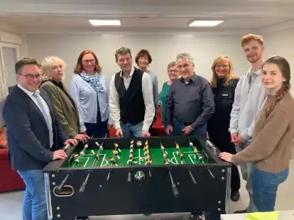 Stellen die Erstaufnahmeeinrichtung f&uuml;r unbegleitete Fl&uuml;chtlinge in Jever vor (von links): Edo Alberts, B&uuml;rgermeister Jever; Kerstin Lindenau, Teamleiterin der Erstaufnahme-Einrichtung, Waisenstift; Dr. Eva Maria Haarmann, Gesch&auml;ftsf&uuml;hrerin Wiki gemeinn&uuml;tzige GmbH; J&ouml;rg Ratzmann, Leiter Jugendamt Wilhelmshaven; Claudia Preu&szlig;, Einrichtungsleiterin Waisenstift Varel; M. Ommen, Stadt Jever; Erik M&ouml;bius, P&auml;dagogischer Leiter Jugendamt Friesland; Anja Kienitz, Pr&auml;ventionsbeauftragte Polizei Jever; Jonas Fecht, Dualer Student, Jugendamt Friesland;  Anna-Lee Hartwig, Jugendamt Friesland