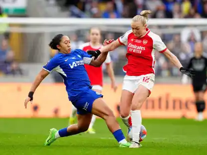 Arsenals Frida Maanum (r) war beim Ligapokal-Finale gegen Chelsea zusammengebrochen.