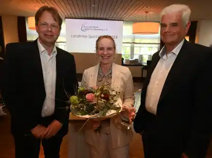 Feierlicher Sportabend: Holger Kreye (links) und Horst Bokelmann vom Kreissportbund verliehen im vergangenen Jahr den Ehrenamtspreis an Sonja Müller.