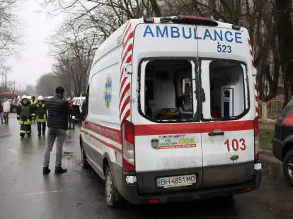 Ein besch&auml;digter Krankenwagen mit zerbrochenen Scheiben nach einem russischen Angriff in Odessa.