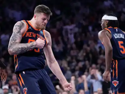 Isaiah Hartenstein jubelt &uuml;ber den Sieg der New York Knicks.