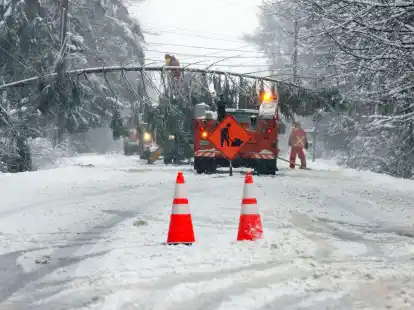 Ein Teil der Route 9 zwischen Falmouth und Cumberland in Maine ist nach heftigem Schneefall gesperrt.