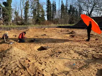 Einer belichtet, der andere beschattet: Vor Erschlie&szlig;ung des neuen Baugebietes Huntsteerter Weg wurde die Fl&auml;che im vergangenen Jahr arch&auml;ologisch untersucht.