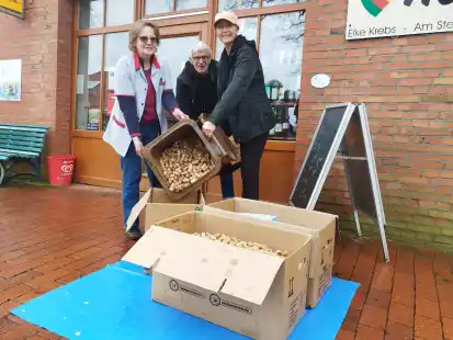 Sammeln weiterhin Korken: (von links) Elke Krebs, Carlo Beeskow und Marianne Bernhard-Beeskow.