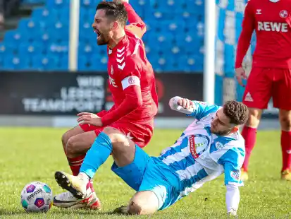 Kämpfen frühestens in der nächsten Woche in der Regionalliga um Punkte: die Fußballer des SSV Jeddeloh um Elario Ghassan (in blau-weiß).