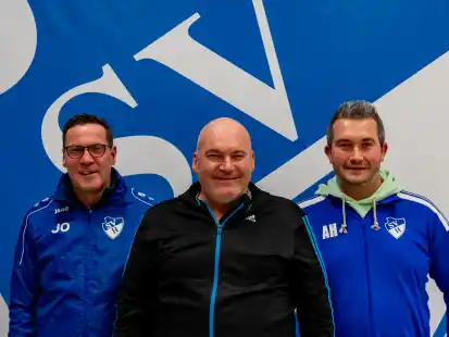 Der erste Vorsitzende Jürgen Ostendorf (links) und der Co-Trainer sowie 2. Vorsitzende des SV Hemmelte, André Hoffhaus (rechts), freuen sich über die Verpflichtung von Jörg Roth.