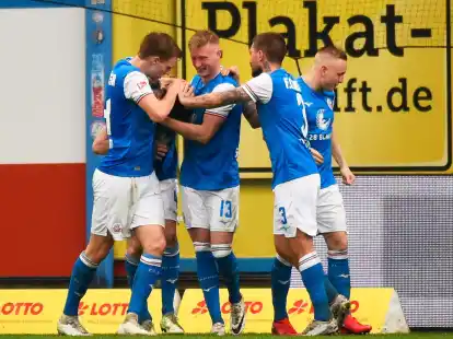 Hansa Rostock feiert einen wichtigen Heimsieg im Kampf um den Abstieg.