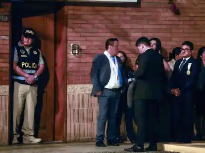 Polizisten und Staatsanw&auml;lte vor dem Haus der peruanischen Pr&auml;sidentin Boluarte w&auml;hrend einer Hausdurchsuchung, bei der Rolex-Uhren wegen mutma&szlig;licher illegaler Bereicherung beschlagnahmt werden.