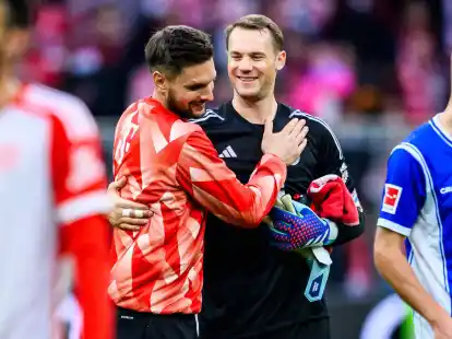 Bayern-Torwart Sven Ulreich (l) wird gegen Heidenheim spielen, Manuel Neuer arbeitet weiter an seinem Comeback.