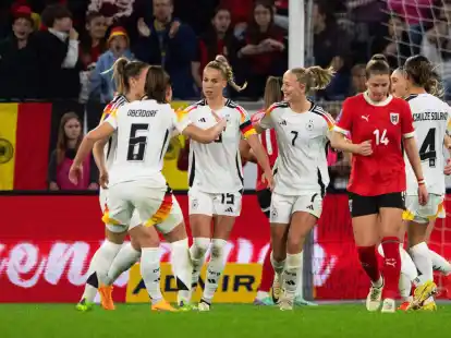 Die deutschen Spielerinnen feiern den 3:2-Sieg gegen &Ouml;sterreich.