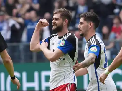 Hamburgs Lukasz Poreba (l) erzielte den Treffer zum 2:1 gegen den 1. FC Kaiserslautern.