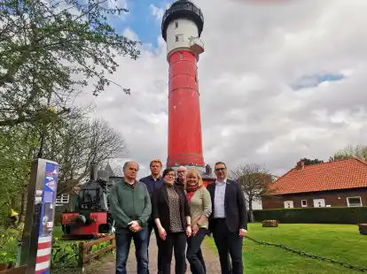 Froh &uuml;ber die Entwicklungen im und am Alten Leuchtturm (von links): Ratsherr Thomas Commichau (FDP), Ratsherr Peter Kuchenbuch-Hanken (Gr&uuml;ne), Allgemeine Vertreterin des B&uuml;rgermeisters Rieka Beewen, Vorsitzender des B&uuml;rgervereins Bernd Stramm, Prof. Dr. Antje Sander vom Kulturverbund Friesland sowie Frieslands Landrat Sven Ambrosy.