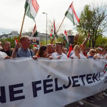 Der ehemalige Insider der ungarischen Regierungspartei Fidesz, Peter Magyar (M.), f&uuml;hrt in Budapest eine Demonstration gegen den ungarischen Ministerpr&auml;sident Viktor Orban an.