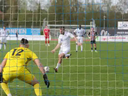 Das 2:0 für den VfB Oldenburg: Bremens Torwart Andrea Hoxha (vorn) ahnt die Ecke, ist aber gegen den platziert geschossenen Elfmeter von Kamer Krasniqi machtlos.