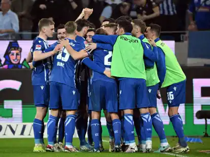 Der Karlsruher SC&nbsp;feiert einen Heimsieg gegen Spitzenreiter FC&nbsp;St. Pauli.