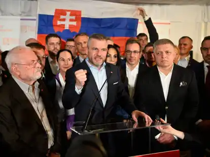 Pr&auml;sidentschaftskandidat Peter Pellegrini, Mitte, feiert nach der Stichwahl in der Slowakei. Laut Ausz&auml;hlungen gewinnt er noch in der Nacht die Kandidatur.