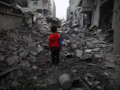 Ein Junge steht vor den Tr&uuml;mmern nach einem Luftangriff im Fl&uuml;chtlingslager Maghazi im Zentrum des Gazastreifens. Schon sechs Monate lang tobt der Gaza-Krieg.