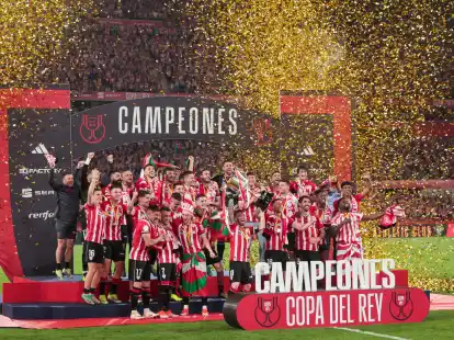 Das Team von Athletic Bilbao feiert den Sieg in spanischen Pokalfinale.