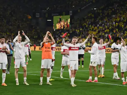 Die Spieler des VfB Stuttgart feiern den Sieg bei Borussia Dortmund.