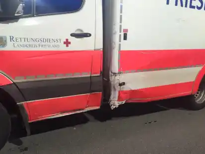 Der Rettungswagen nach dem Unfall.