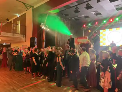 Der Jubel war gro&szlig;: Berdum war am st&auml;rksten auf dem B&uuml;rgerball vertreten und durfte sich &uuml;ber einen Gewinn von 1000 Euro freuen.