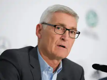 Lutz Michael verurteilt Drohungen gegen den Schiedsrichter Martin Speckner.