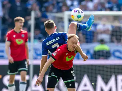 Der Schalker Paul Seguin (oben) im Zweikampf mit Hannovers Havard Nielsen.