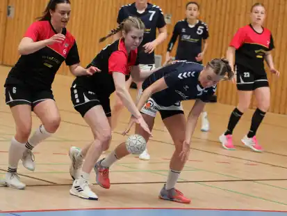 Keinen Ball verloren gaben die Handballerinnen der HG Jever/Schortens (blaue Trikots) und HSG Varel im umkämpften Nachbarschaftsduell.