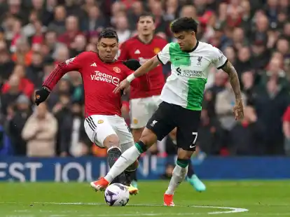 Luis Diaz (r) und der FC Liverpool trennten sich von Casemiro und Manchester United 2:2.