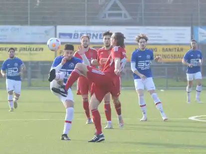 Nordenhams Fußballer (weiße Hosen, hier im Heimspiel gegen Obenstrohe) bezwangen den SV Atlas Delmenhorst II am Sonntag.
