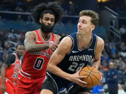 Franz Wagner (r) musste den Basketball-Court im dritten Viertel verlassen.
