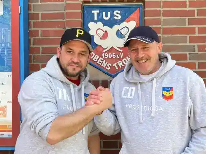 Werden auch in der Saison 2024/25 die Geschicke der Fußballerinnen des TuS Obenstrohe leiten. Trainer Michael Bruns (links) und Co-Trainer Hartmut Elling (rechts)
