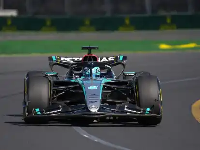 Der Brite George Russell f&auml;hrt im Mercedes-Boliden auf der Strecke in Melbourne.