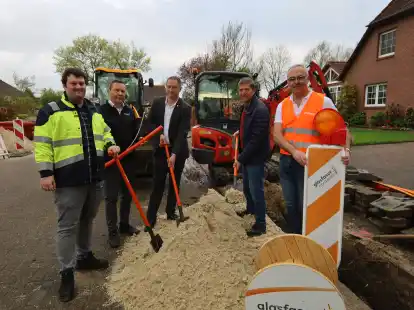 Trafen sich zum symbolischen Spatenstich: Holger Pupkes (EWE-Netz), Arnold Diekmann (Glasfaser Nordwest), B&uuml;rgermeister Sascha Stolorz, Stellvertreter Dieter Kohlmann und Carsten H&ouml;finghoff (Glasfaser Nordwest).