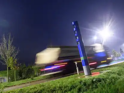 Ein Lastwagen f&auml;hrt am fr&uuml;hen Morgen an einer Mautkontrolls&auml;ule vorbei. Die schwache Wirtschaftslage macht sich auch bei den Einnahmen des Bundes aus der Lkw-Maut bemerkbar.