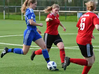 Heidrun Hobbie (am Ball) und die VfL-Frauen gewannen ihr Heimspiel gegen Timmel II mit 2:0.