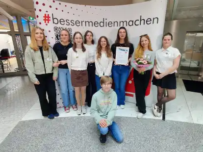 Die Redaktion des Podcast &bdquo;Echt&ldquo; vom LSG aus Ramsloh wurde jetzt in Hannover ausgezeichnet.