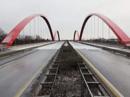 Die Br&uuml;cke der Bundesautobahn auf der A42 &uuml;ber den Rhein-Herne Kanal ist wegen Br&uuml;ckenm&auml;ngel in beide Richtungen gesperrt.