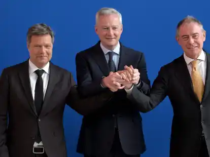 Wirtschaftsminister Robert Habeck (l-r)kommt mit seinen Amtskollegen Bruno Le Maire aus Frankreich und Adolfo Urso aus Italien f&uuml;r ein trilaterales Treffen zur europ&auml;ischen Industriepolitik zusammen.