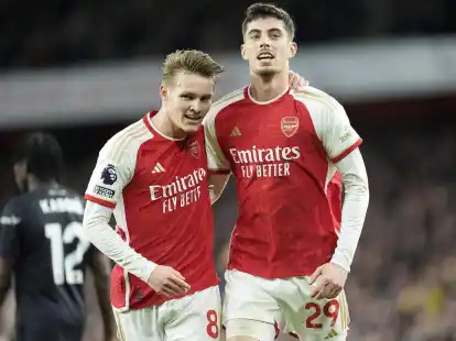 Arsenals Martin Odegaard (l) jubelt nach einem Tor mit seinem Teamkollegen Kai Havertz.