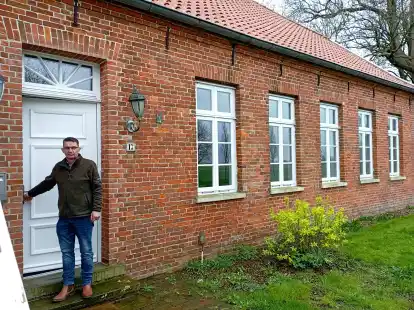 Hans-Dieter Doden vor dem Eingang zur F&uuml;nf-Zimmer-Wohnung in Middoge.